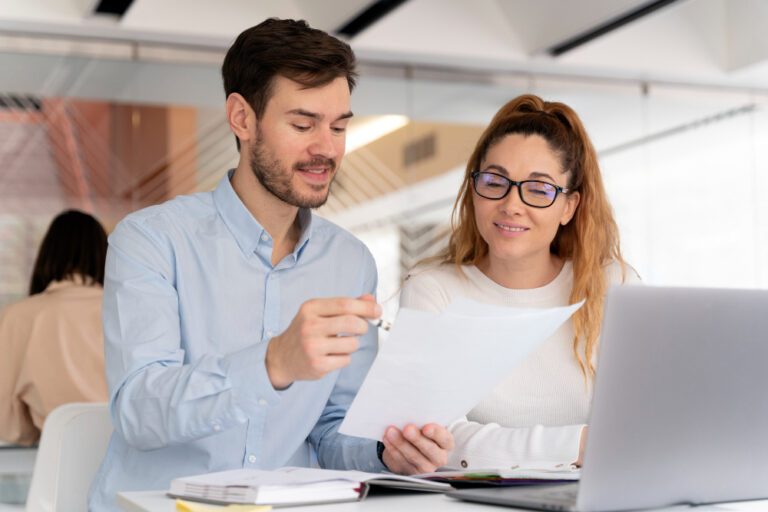 equipo-jovenes-empresarios-trabajando-juntos-oficina