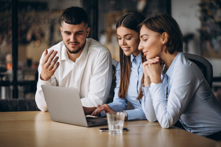 grupo-personas-trabajando-plan-negocios-oficina (1)